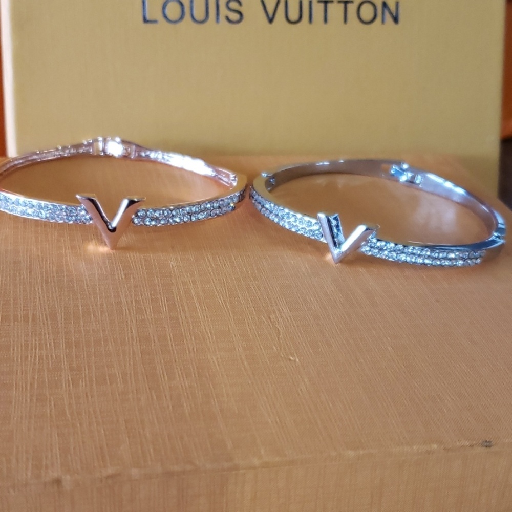 V Bracelet